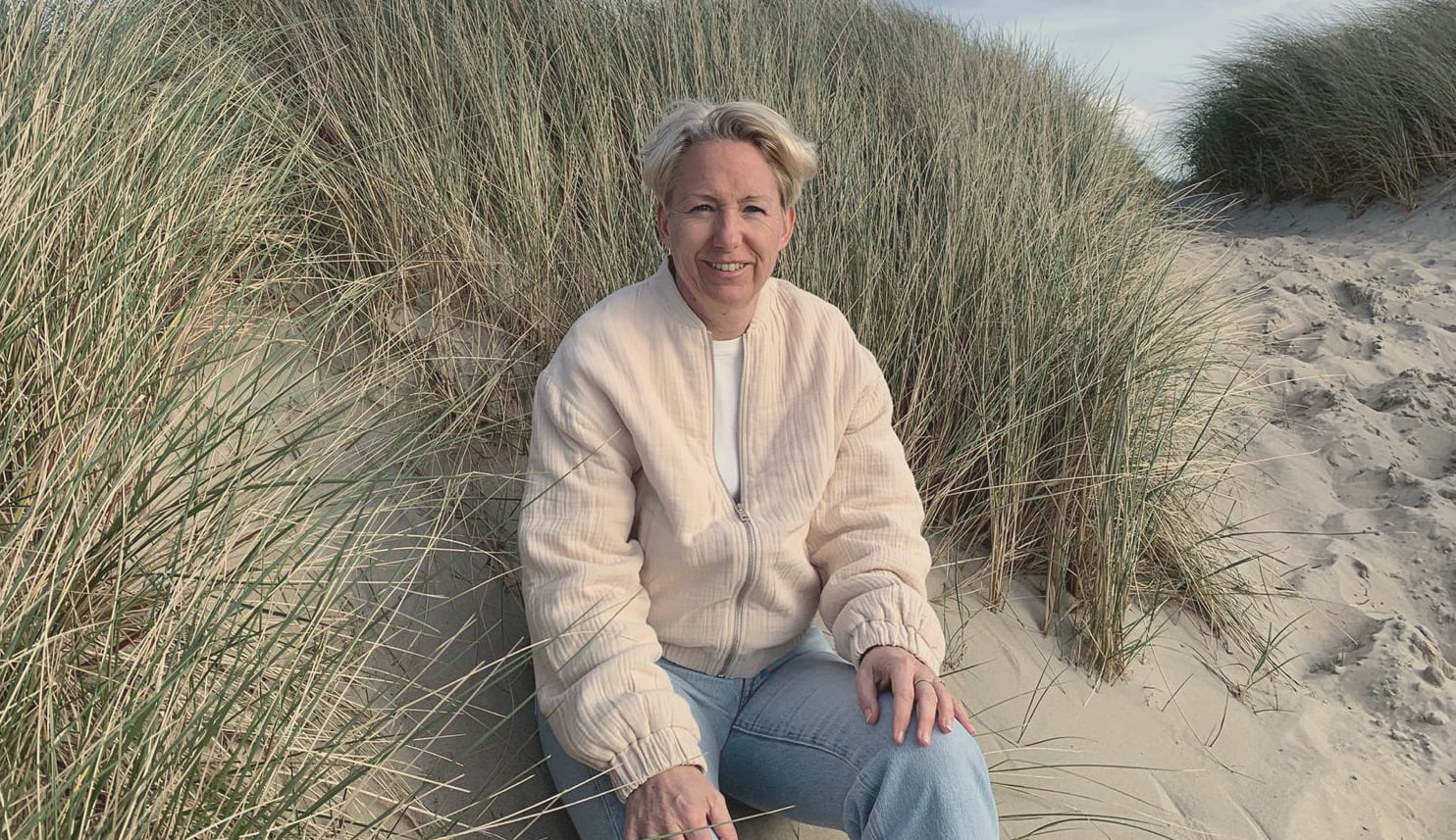 Paulien Diender in de duinen van Vlieland