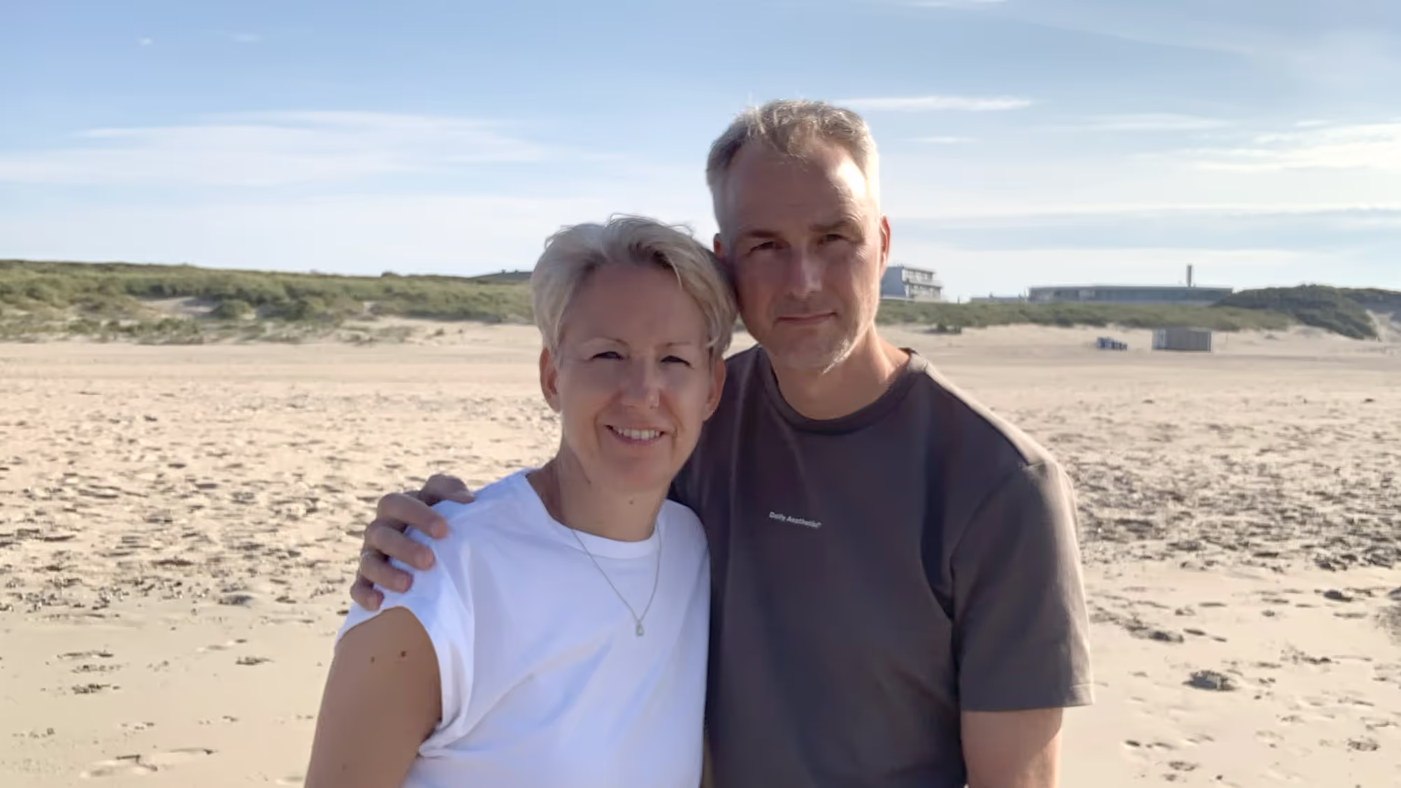 Paulien en Mischa op het strand van Vlieland