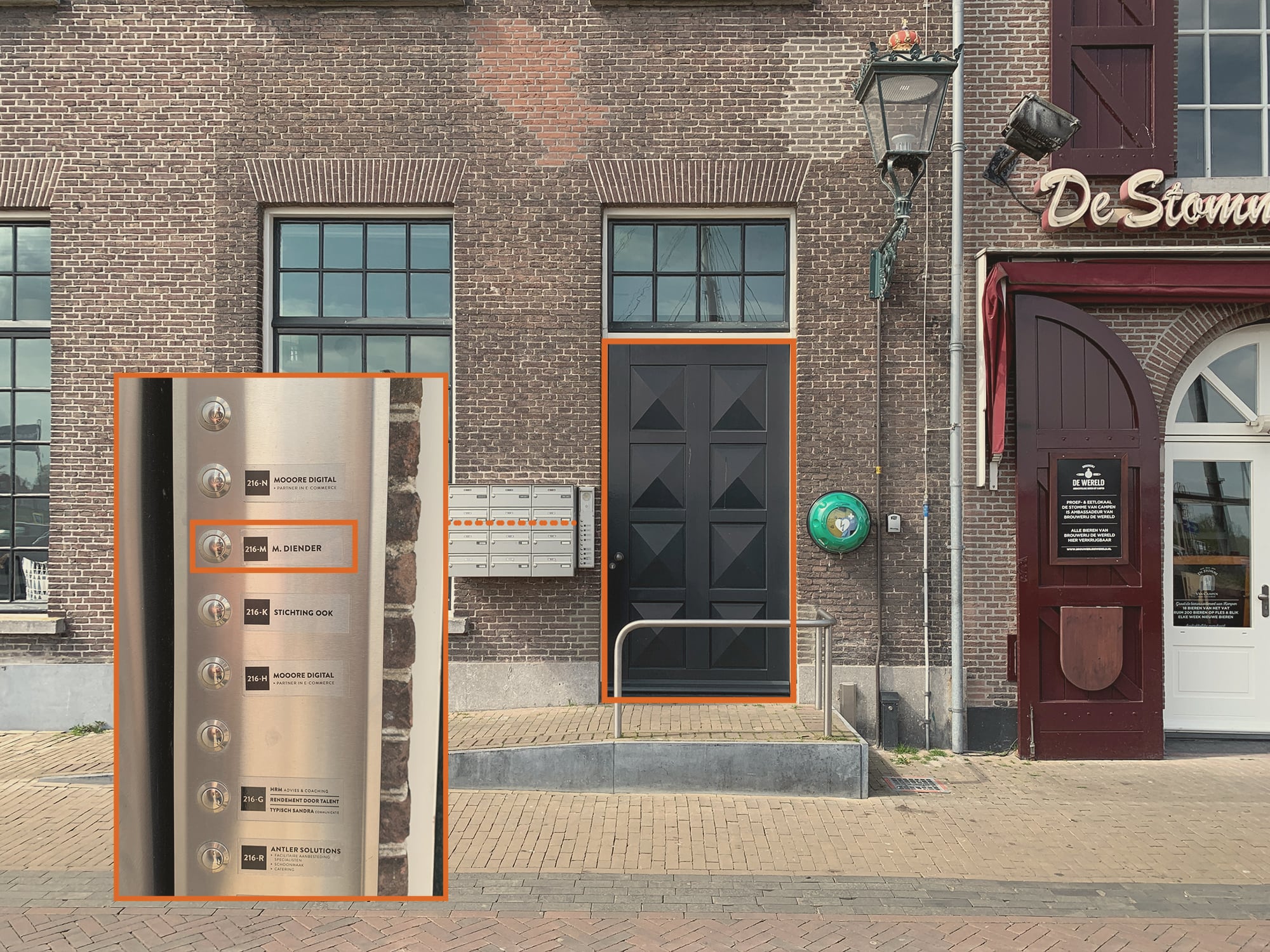 De ingang aan de Oudestraat, met de bel 216M - M. Diender